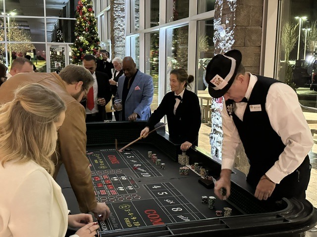 How Professional Dealers Help Guests Enjoy Casino Games