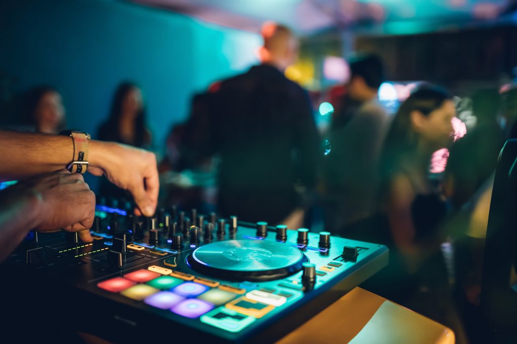 Combining Casino Entertainment with DJ Music or Trivia